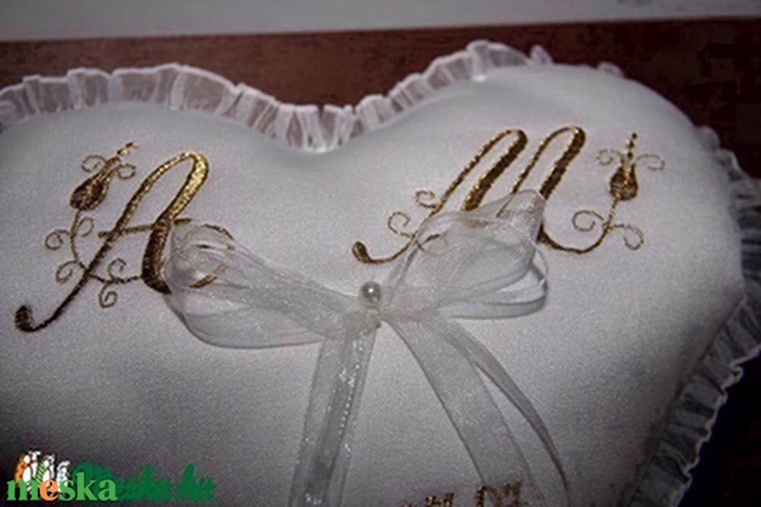 Szív gyűrűpárna monogrammal-dátummal egyedi-fehér - esküvő - kiegészítők - gyűrűtartó & gyűrűpárna - Meska.hu