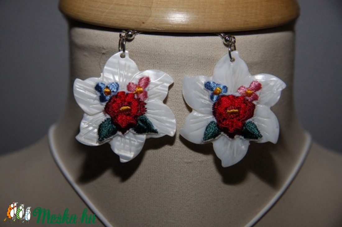 Kalocsai hímzett kagyló,virág  fülbevaló,fehér -  - Meska.hu