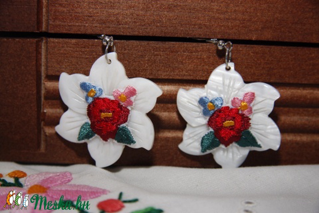 Kalocsai hímzett kagyló,virág  fülbevaló,fehér -  - Meska.hu