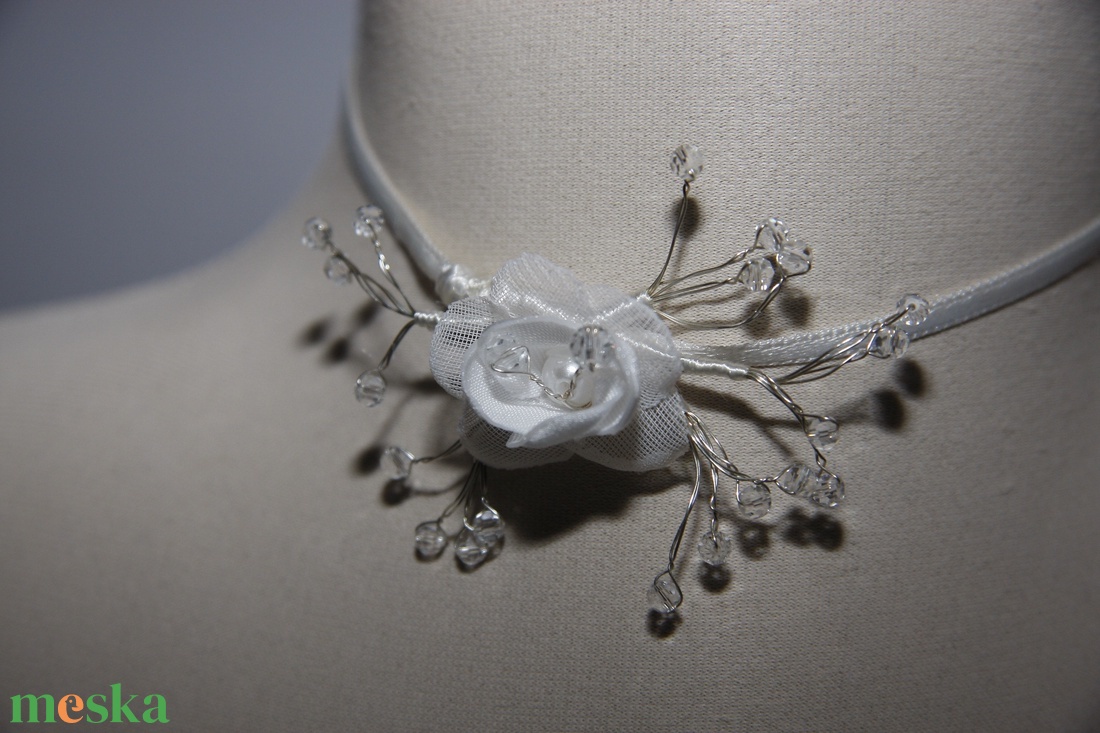 Menyasszonyi nyaklánc,ékszer,kis rózsa kristályokkal,fehér - esküvő - ékszer - nyaklánc - Meska.hu