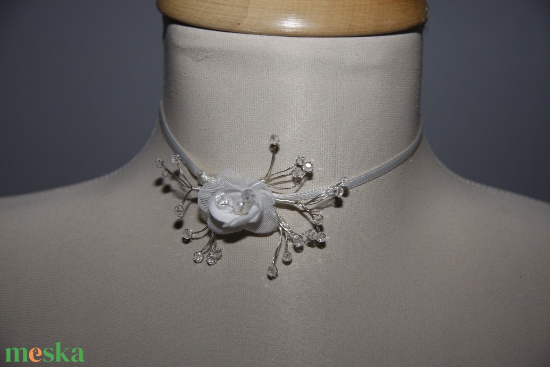 Menyasszonyi nyaklánc,ékszer,kis rózsa kristályokkal,fehér - esküvő - ékszer - nyaklánc - Meska.hu