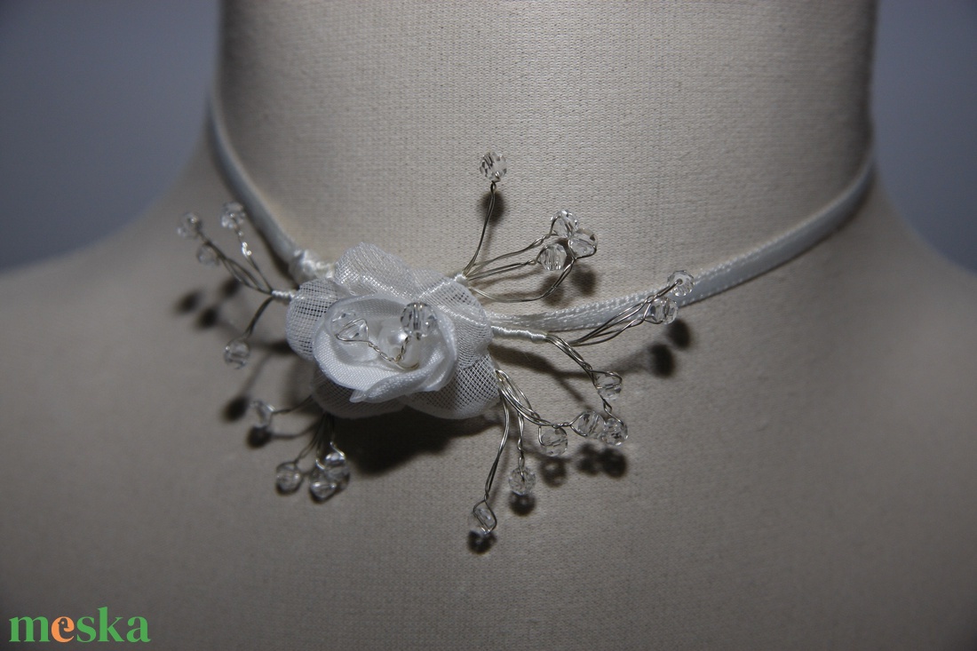 Menyasszonyi nyaklánc,ékszer,kis rózsa kristályokkal,fehér - esküvő - ékszer - nyaklánc - Meska.hu