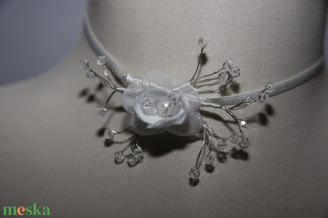 Menyasszonyi nyaklánc,ékszer,kis rózsa kristályokkal,fehér - esküvő - ékszer - nyaklánc - Meska.hu