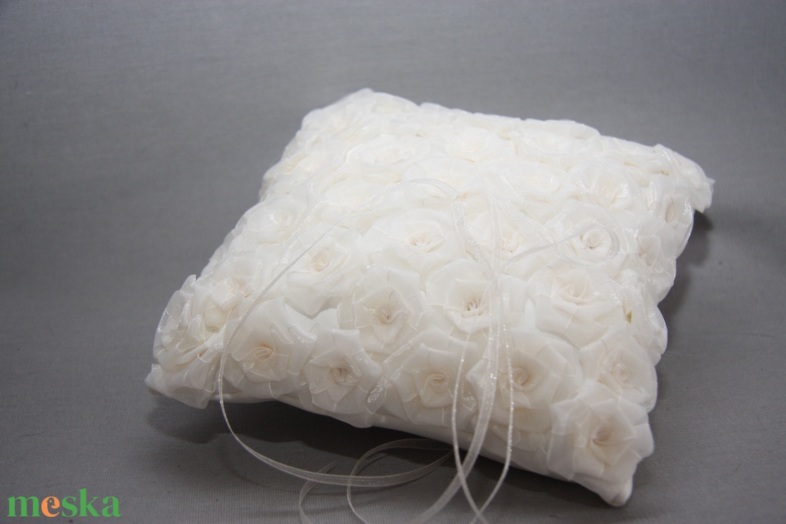 Organza rózsákkal dúsan díszített, egyedi, szögletes, krém, esküvői gyűrűpárna - esküvő - kiegészítők - gyűrűtartó & gyűrűpárna - Meska.hu Organza rózsákkal dúsan díszített, egyedi, szögletes, krém, esküvői gyűrűpárna - esküvő - kiegészítők - gyűrűtartó & gyűrűpárna - Meska.hu