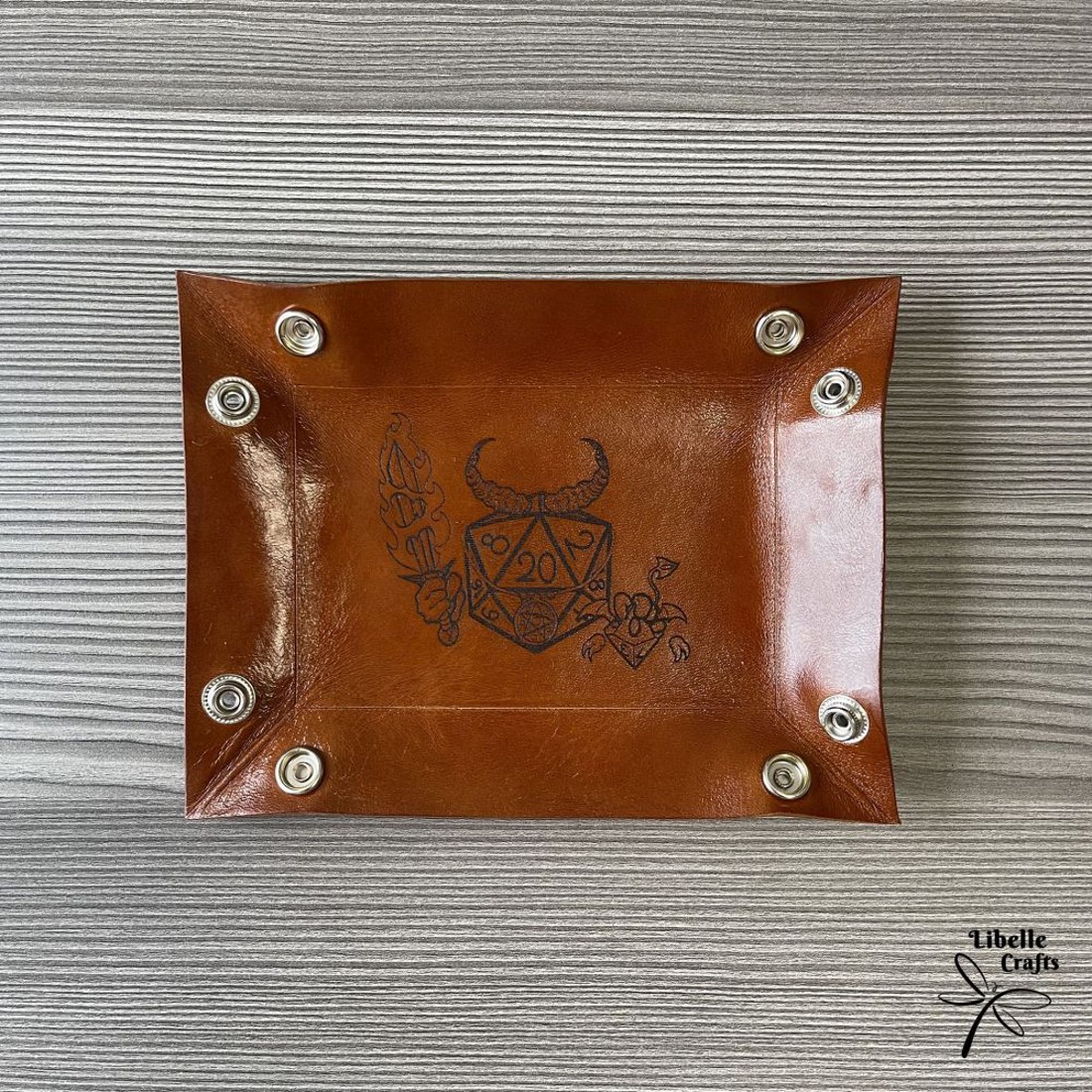 Kockák lángoló karddal kockadobó tálca - játék & sport - táblajáték és kártyajáték - társasjátékok - dobókocka - Meska.hu