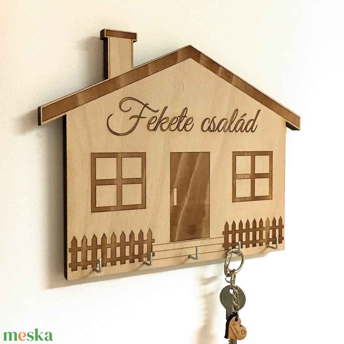 Ház formájú fali kulcstartó egyedi felirattal, egyedi gravírozás - otthon & lakás - dekoráció - fali és függő dekoráció - fali kulcstartó - Meska.hu