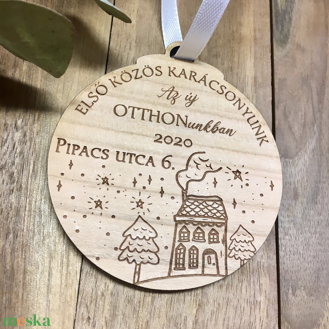 Első közös otthon karácsonyfadísz egyedi gravírozással, tömör cseresznyefából  - karácsony - karácsonyi lakásdekoráció - karácsonyfadíszek - Meska.hu