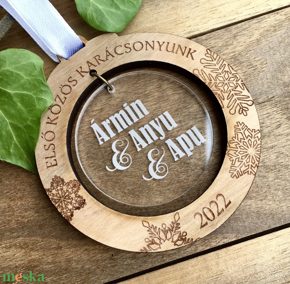 Kerek karácsonyfadísz tetszőleges felirattal - karácsony - karácsonyi lakásdekoráció - karácsonyfadíszek - Meska.hu