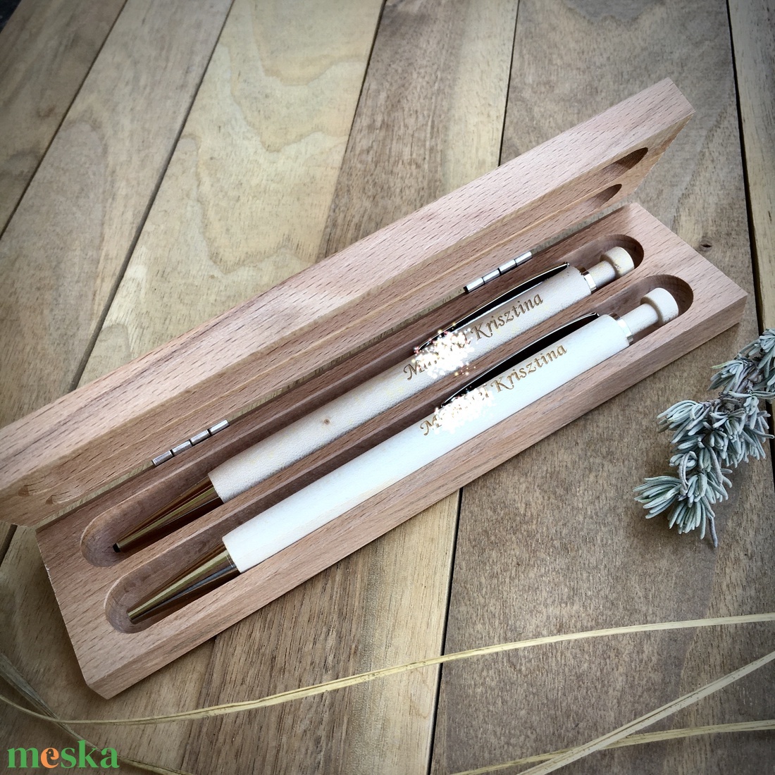 Gravírozott toll és töltőceruza fa tartóban - otthon & lakás - papír írószer - ceruza & toll - Meska.hu