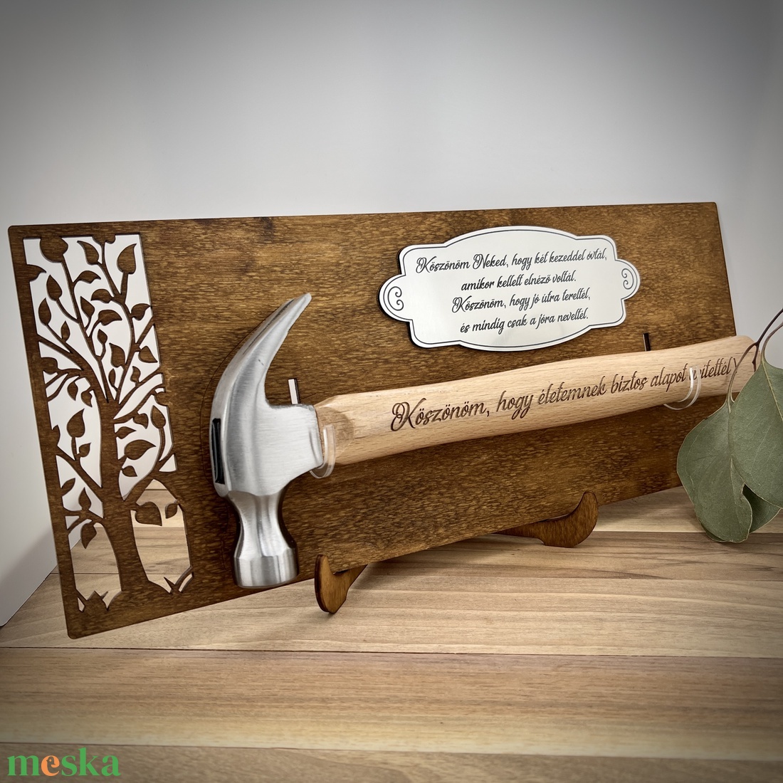 Szülőköszöntő ajándék - gravírozott nyelű kalapács díszes fatáblával - esküvő - emlék & ajándék - szülőköszöntő ajándék - Meska.hu Szülőköszöntő ajándék - gravírozott nyelű kalapács díszes fatáblával - esküvő - emlék & ajándék - szülőköszöntő ajándék - Meska.hu