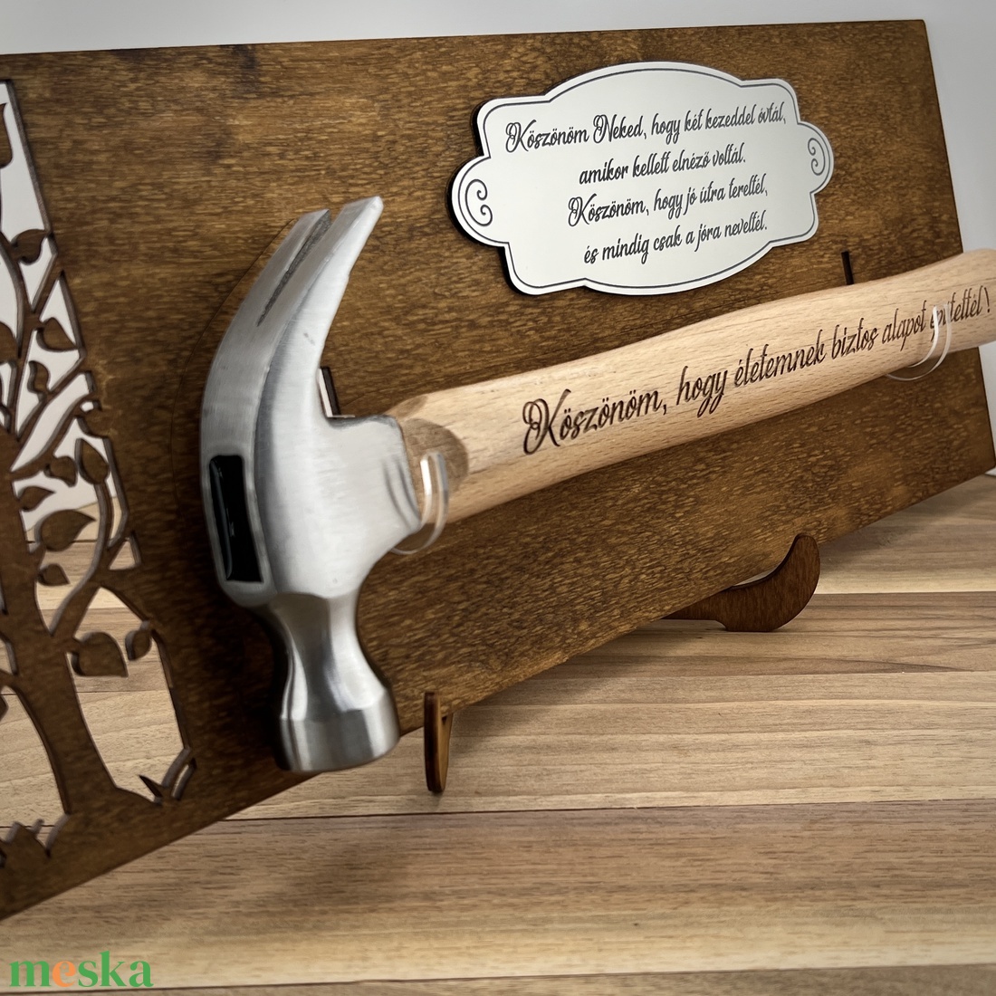 Szülőköszöntő ajándék - gravírozott nyelű kalapács díszes fatáblával - esküvő - emlék & ajándék - szülőköszöntő ajándék - Meska.hu Szülőköszöntő ajándék - gravírozott nyelű kalapács díszes fatáblával - esküvő - emlék & ajándék - szülőköszöntő ajándék - Meska.hu