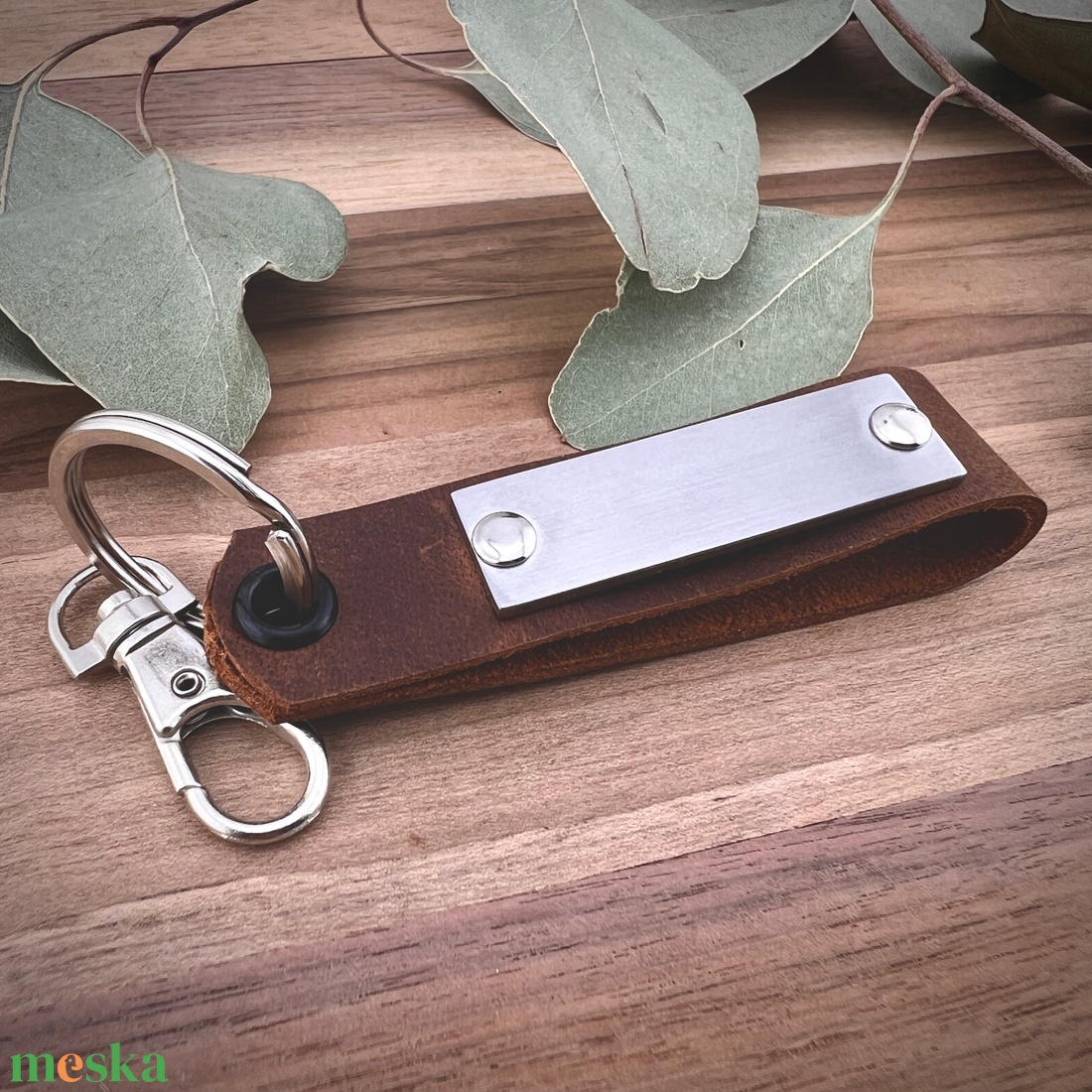Gravírozott bőr kulcstartó nemesacél rátéttel fekete és barna színben - táska & tok - kulcstartó & táskadísz - kulcstartó - Meska.hu
