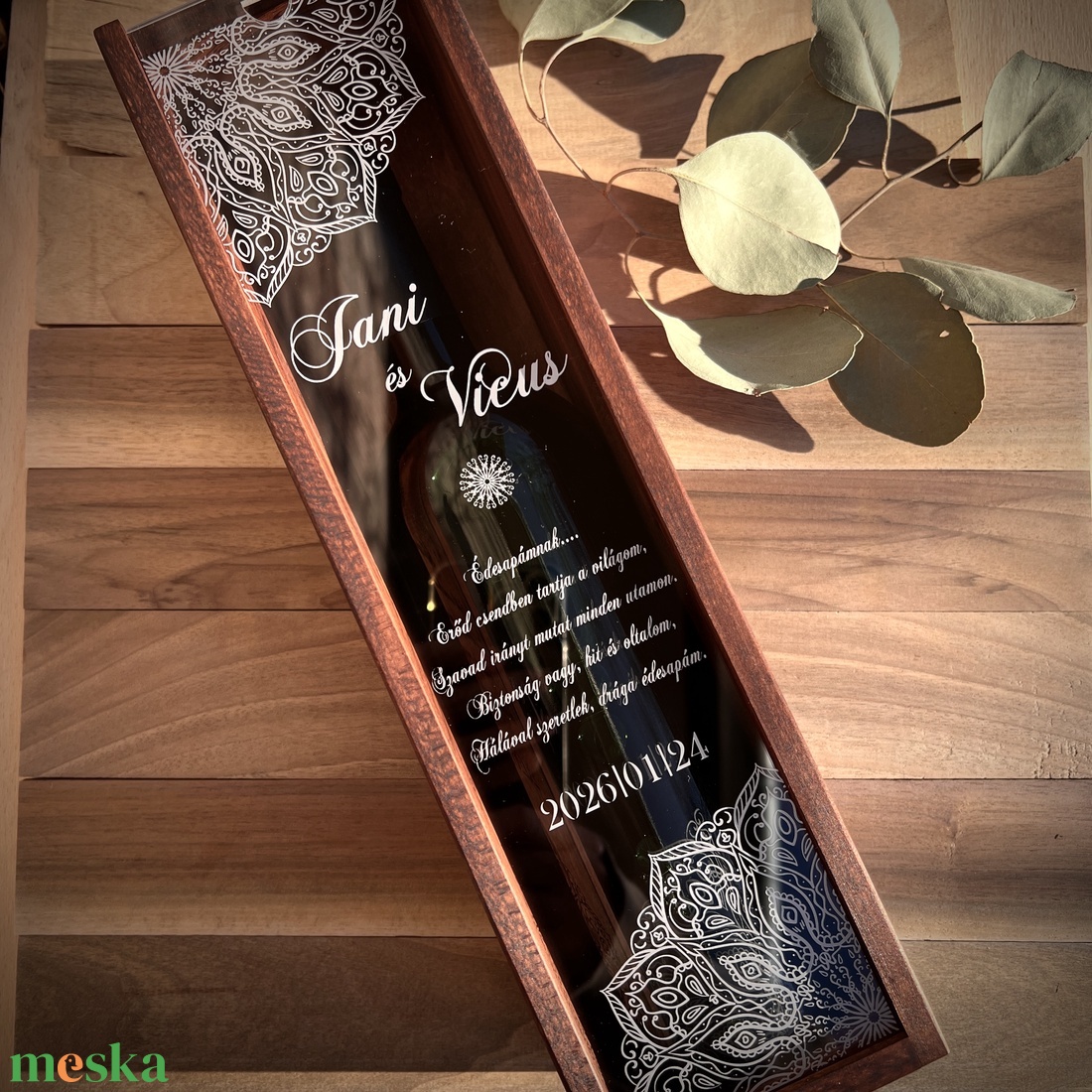 Esküvői köszönő ajándék,  boros , italos fadoboz, szülőköszöntő ajándék, gravírozott akril előlappal - esküvő - emlék & ajándék - szülőköszöntő ajándék - Meska.hu