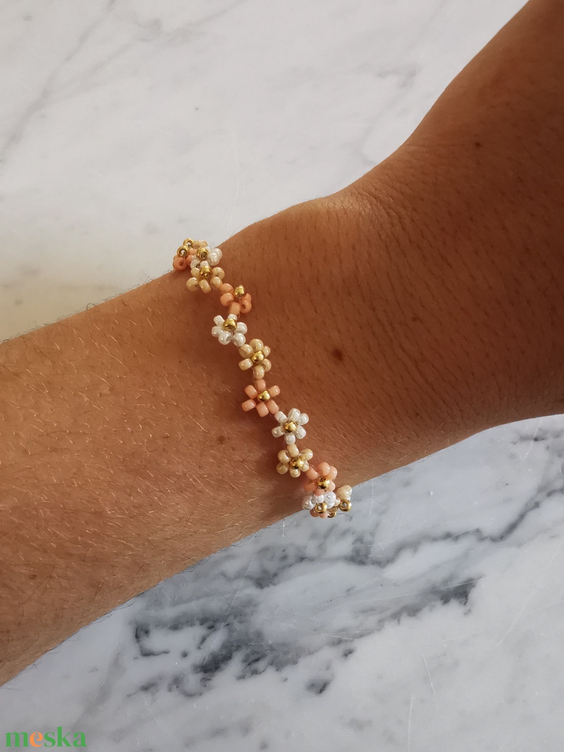 Cikkcakk virágos karkötő  - ékszer - karkötő - gyöngyös karkötő - Meska.hu