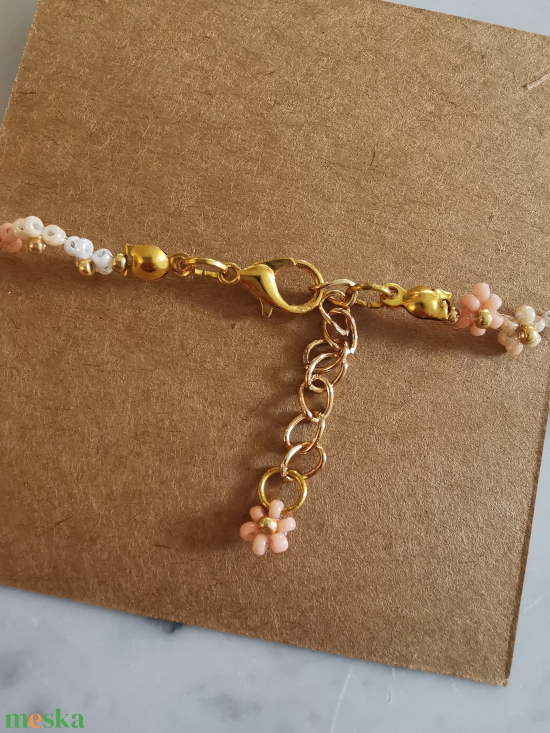 Cikkcakk virágos karkötő  - ékszer - karkötő - gyöngyös karkötő - Meska.hu