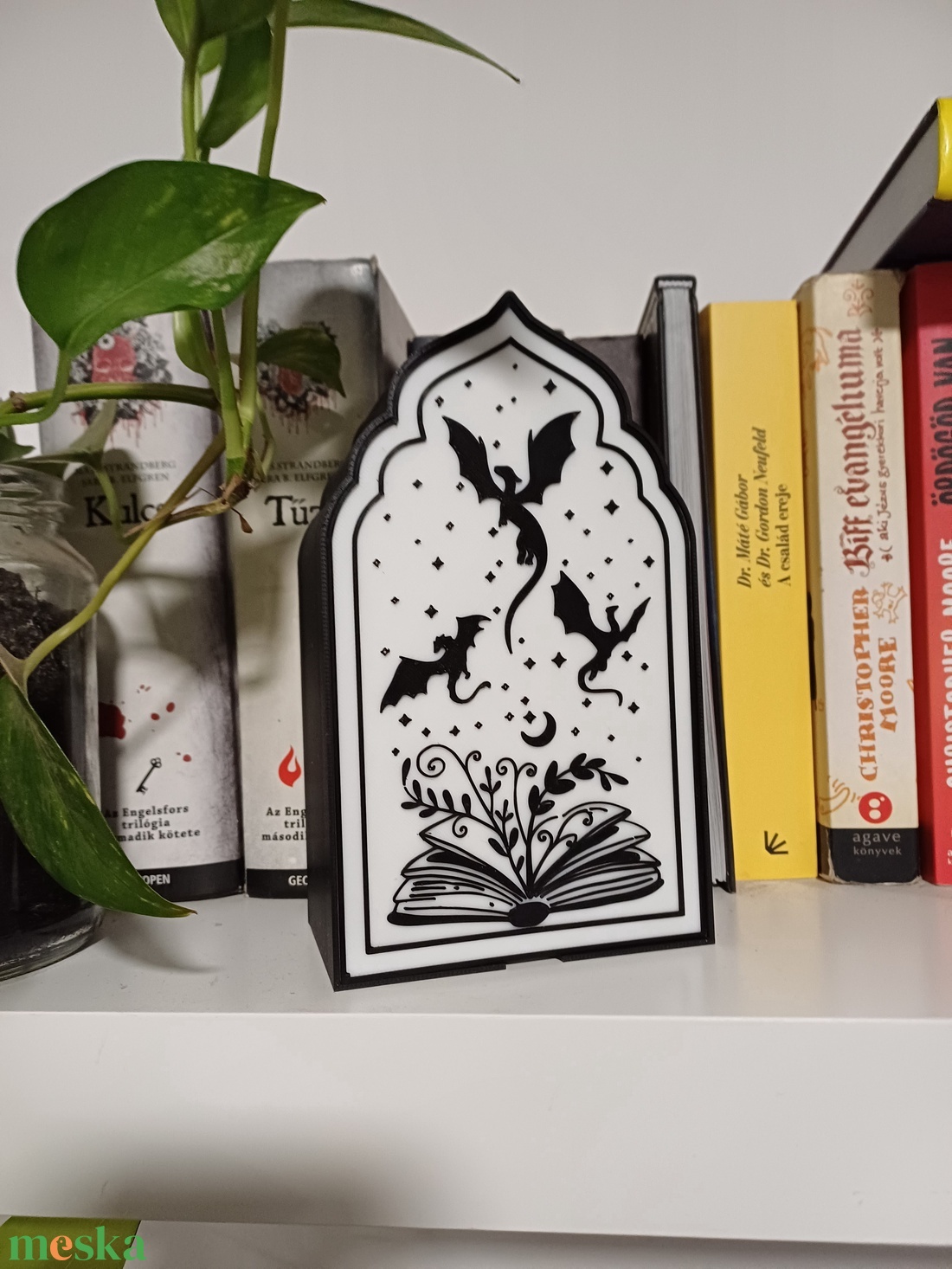 Fourth Wing által inspirált könyvtámasz (book nook) - otthon & életmód - dekoráció - asztal és polc dekoráció - könyvtámasz - Meska.hu