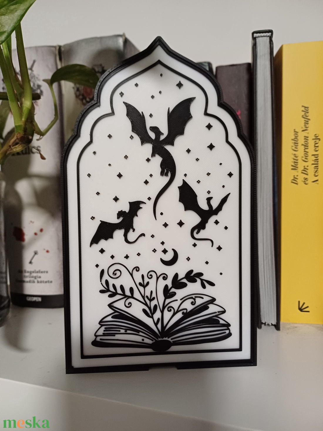 Fourth Wing által inspirált könyvtámasz (book nook) - otthon & életmód - dekoráció - asztal és polc dekoráció - könyvtámasz - Meska.hu