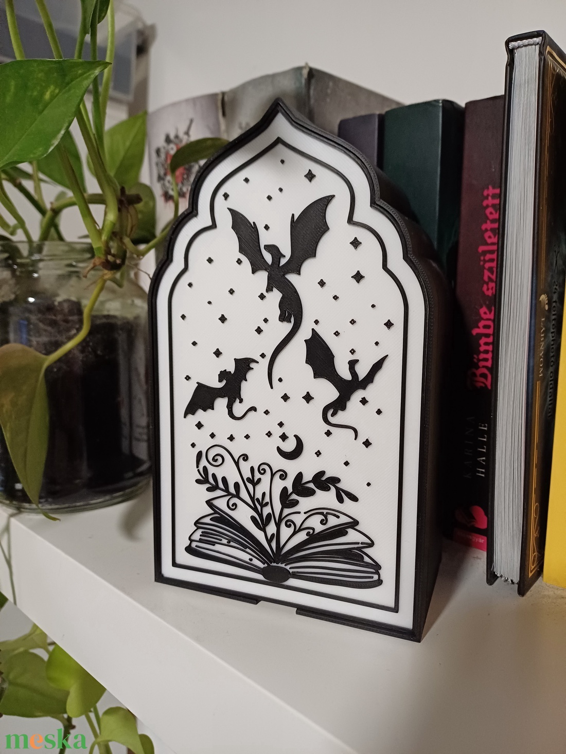 Fourth Wing által inspirált könyvtámasz (book nook) - otthon & életmód - dekoráció - asztal és polc dekoráció - könyvtámasz - Meska.hu