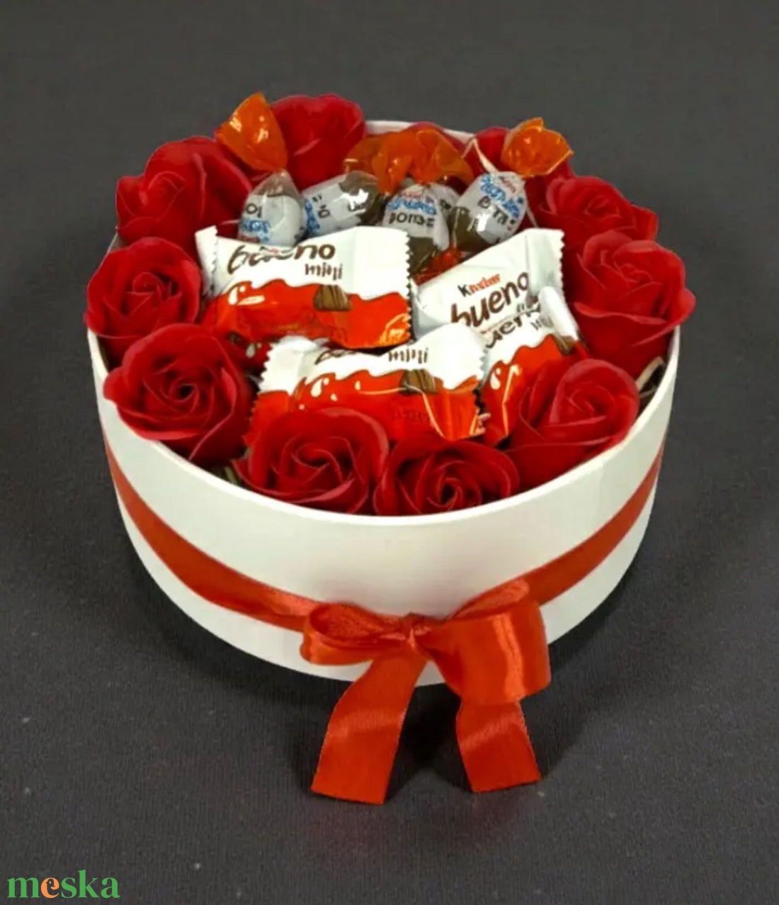 Kinder Édesség és Rózsa Ajándékcsomag - élelmiszer - gourmet ajándékcsomag - Meska.hu