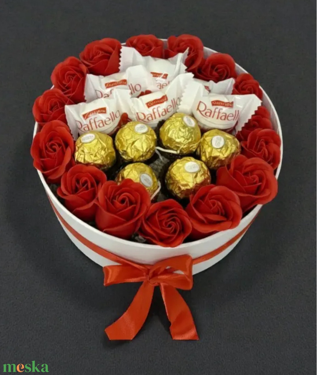 Prémium Ferrero és Raffaello Ajándékbox Nőknek - otthon & életmód - virágdekoráció - virágok - virágbox - Meska.hu
