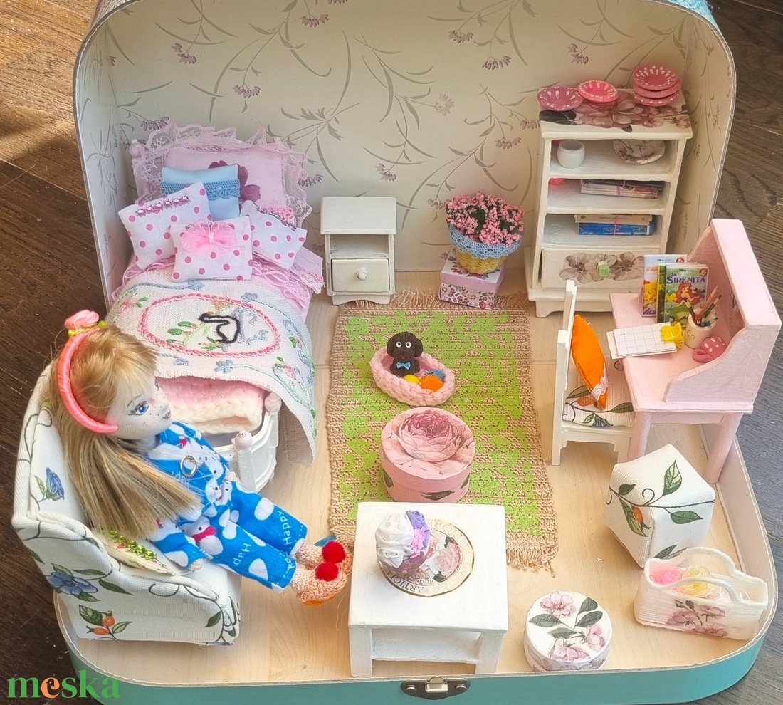 Zsuzsu baba ,bőröndben hordozható házzal,ruhatárral - játék & sport - baba & babaház - baba - Meska.hu