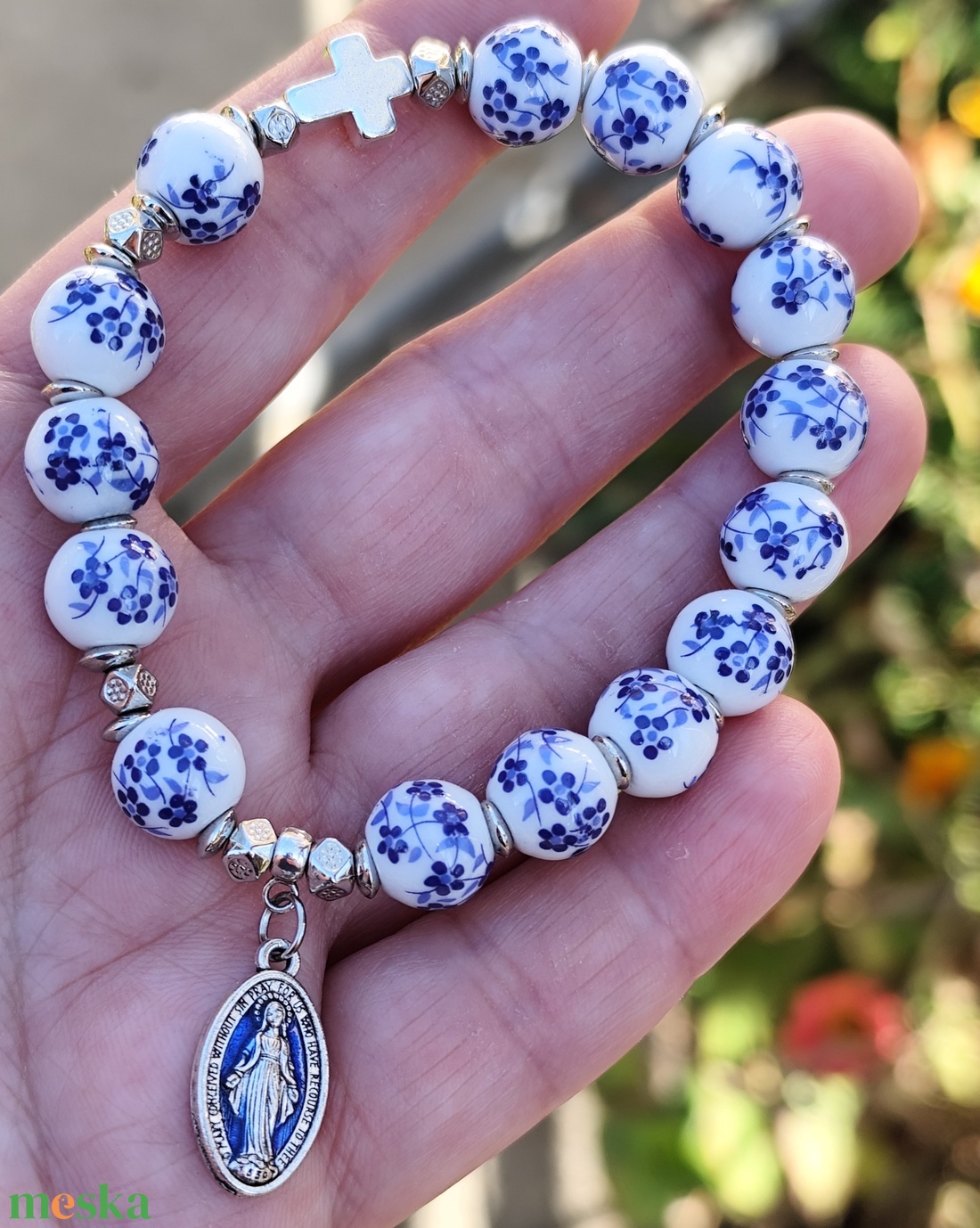 Kékvirág rózsafüzér karkötő Szűzanya medállal  - ékszer - karkötő - gyöngyös karkötő - Meska.hu