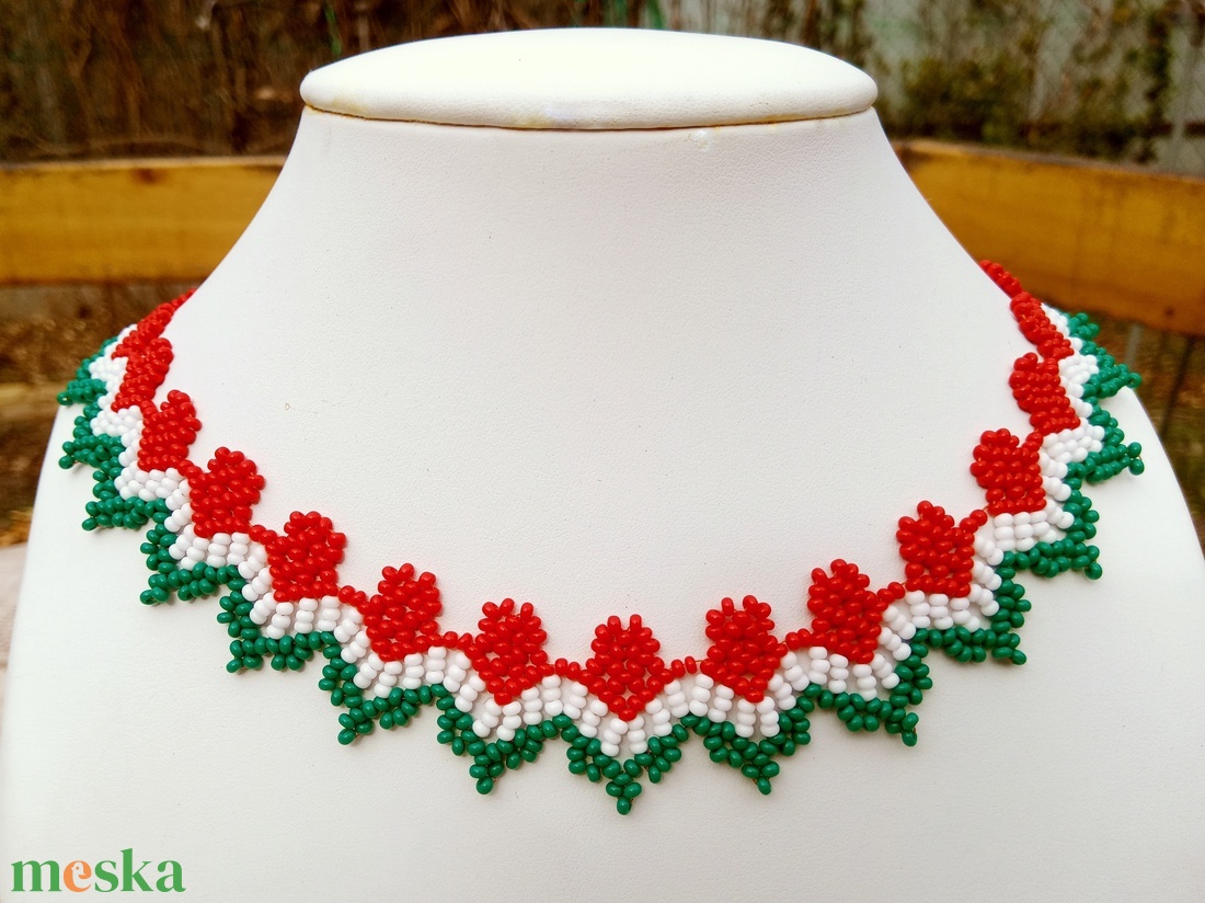 Nemzeti színű népi mintájú nyaklánc - ékszer - nyaklánc - nyakpánt, gallér - Meska.hu