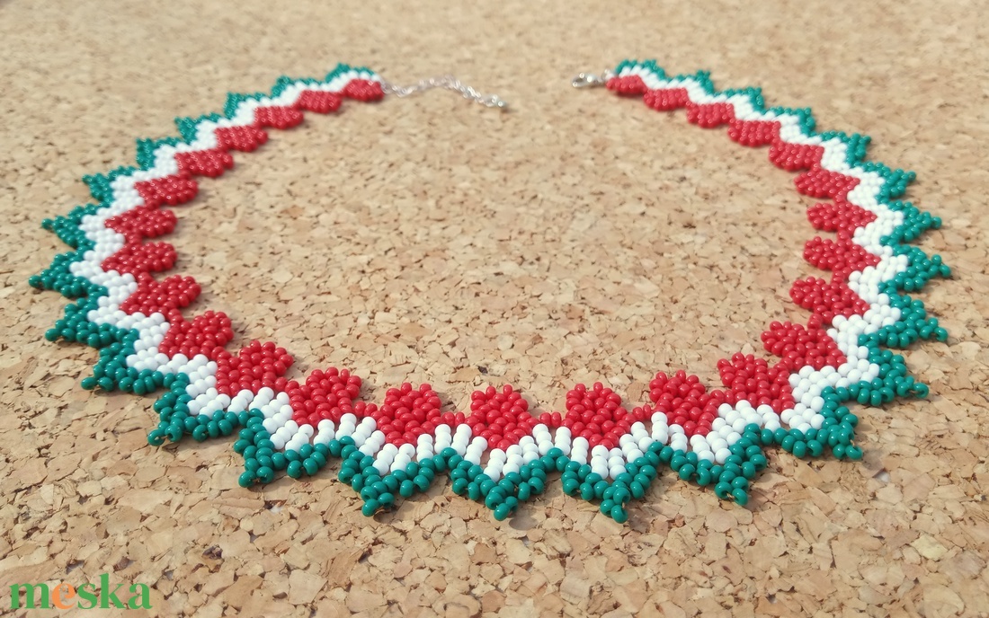 Nemzeti színű népi mintájú nyaklánc - ékszer - nyaklánc - nyakpánt, gallér - Meska.hu