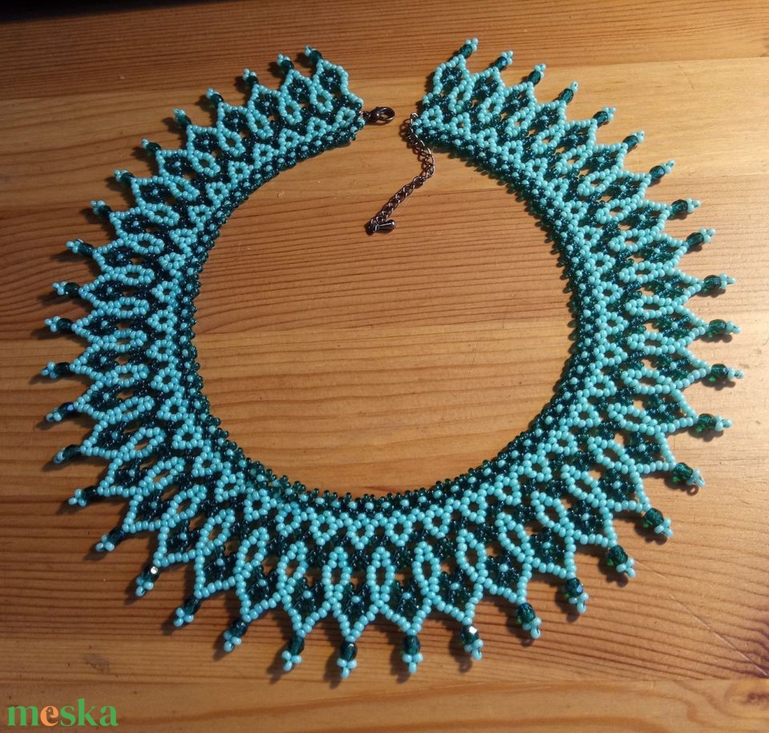 Kézzel fűzött türkiz nyaklánc népi motívummal - ékszer - nyaklánc - gyöngyös nyaklánc - Meska.hu