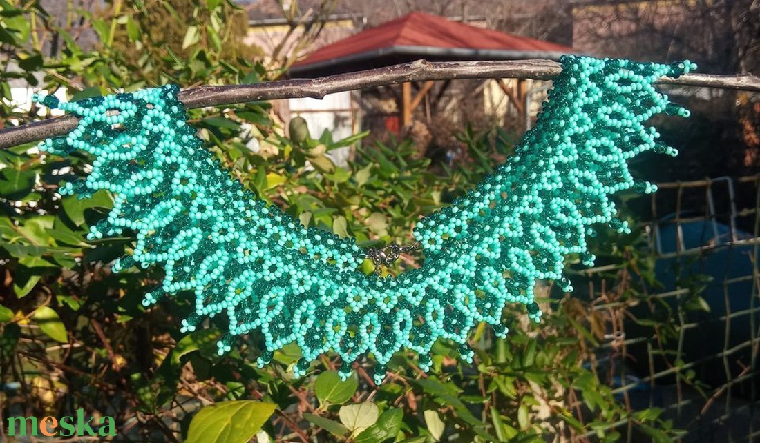 Kézzel fűzött türkiz nyaklánc népi motívummal - ékszer - nyaklánc - gyöngyös nyaklánc - Meska.hu