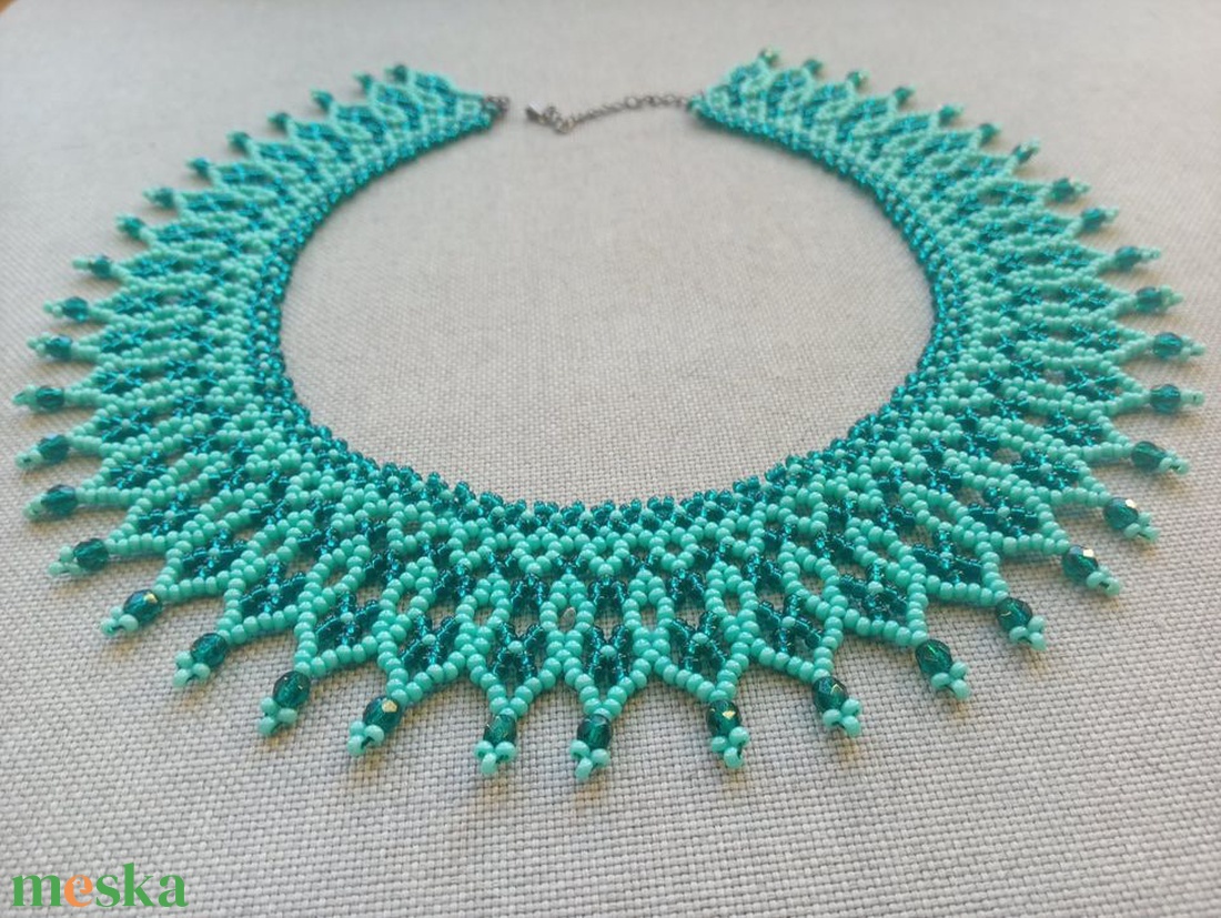 Kézzel fűzött türkiz nyaklánc népi motívummal - ékszer - nyaklánc - gyöngyös nyaklánc - Meska.hu