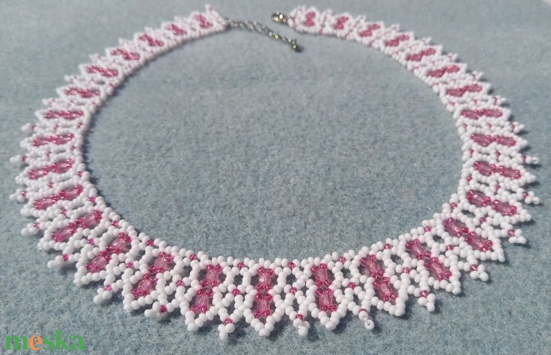 Pink-fehér és pezsgő-fehér fűzött nyaklánc csiszolt lüszteres gyöngyökkel - ékszer - nyaklánc - nyakpánt, gallér - Meska.hu