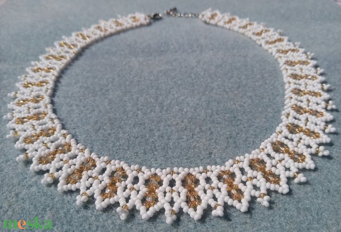 Pink-fehér és pezsgő-fehér fűzött nyaklánc csiszolt lüszteres gyöngyökkel - ékszer - nyaklánc - nyakpánt, gallér - Meska.hu