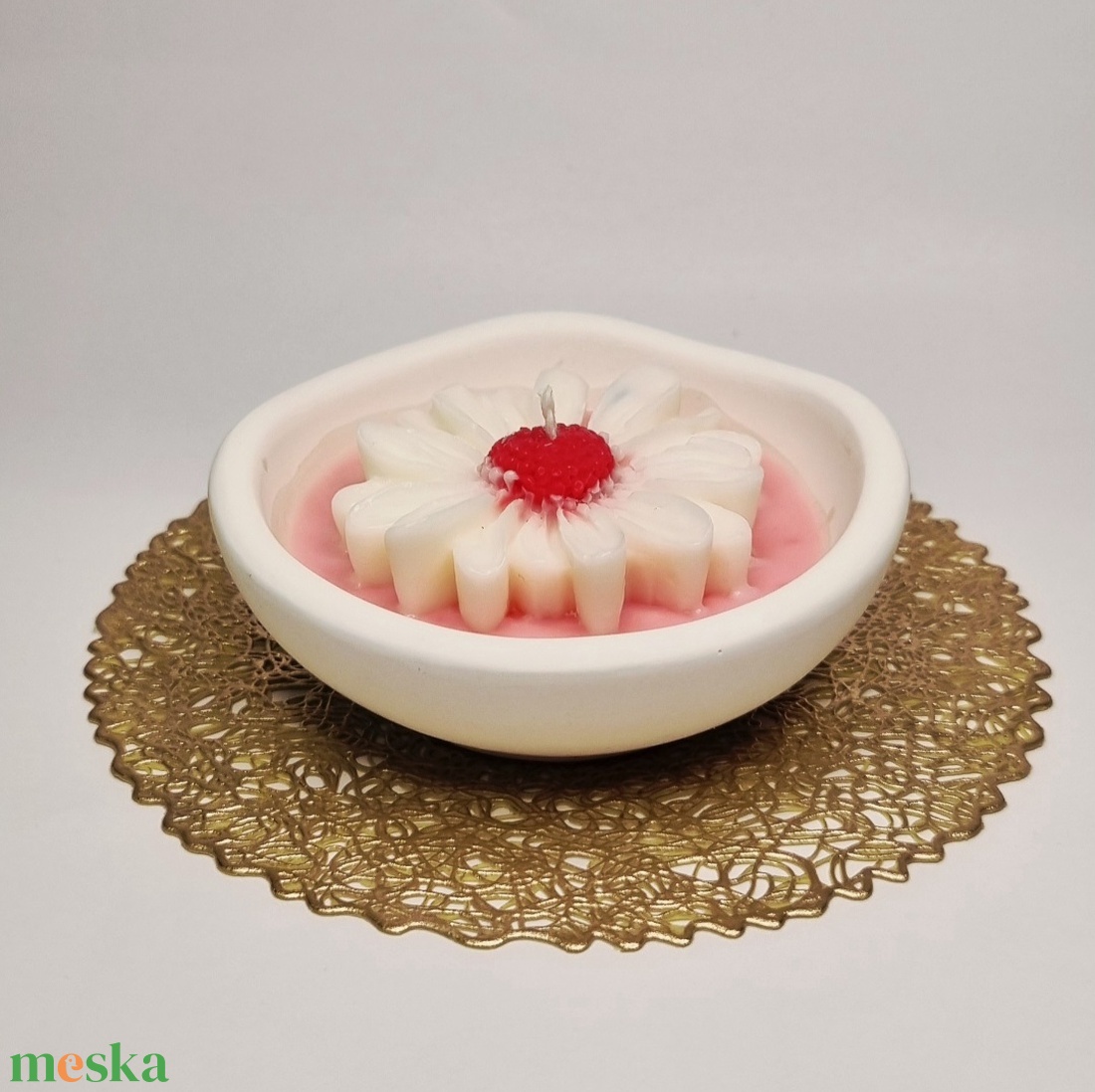 Szójaviasz gyertya kerámiapor tartóban � Margaréta díszítéssel - otthon & életmód - dekoráció - asztal és polc dekoráció - asztaldísz - Meska.hu