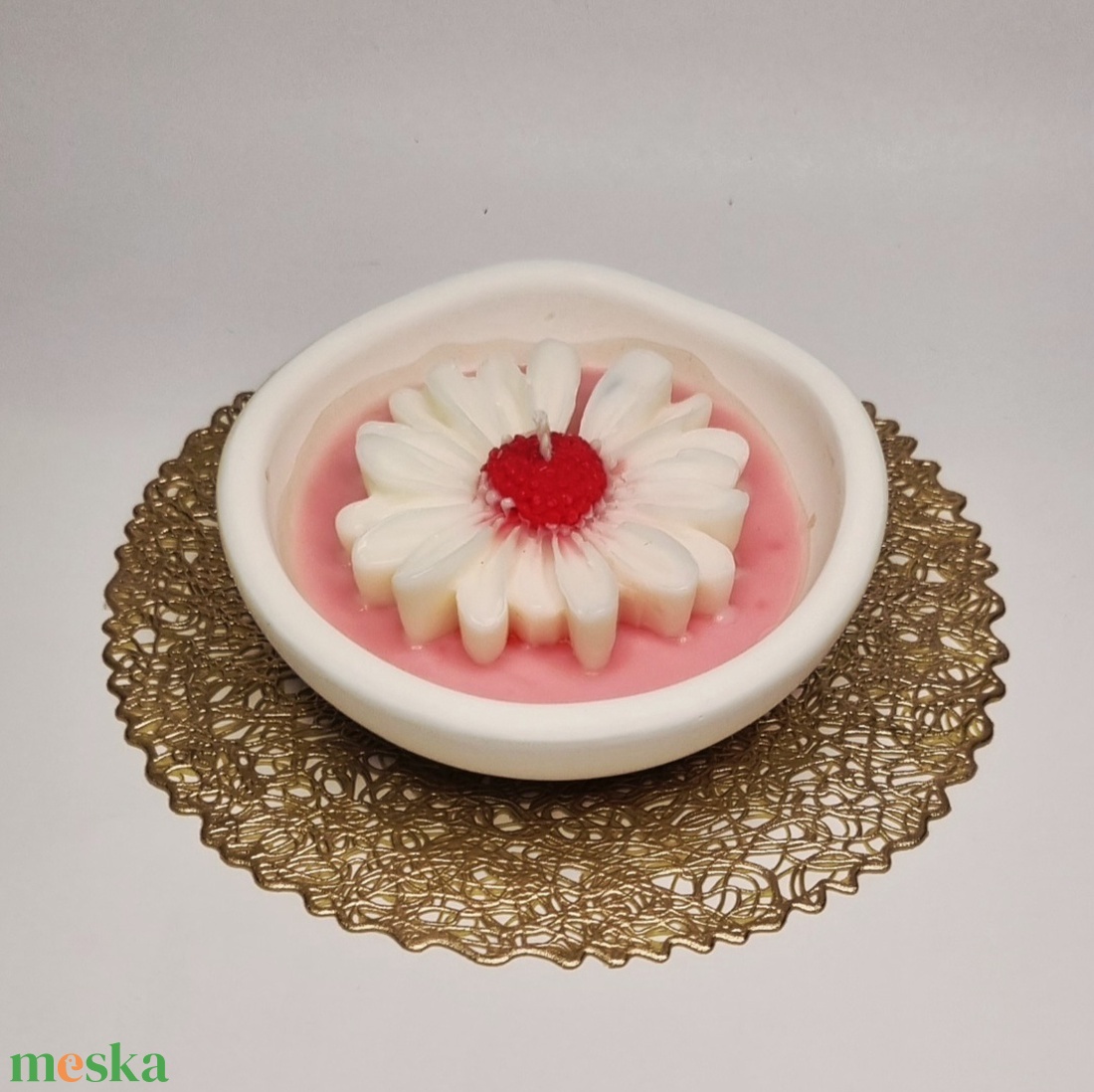 Szójaviasz gyertya kerámiapor tartóban � Margaréta díszítéssel - otthon & életmód - dekoráció - asztal és polc dekoráció - asztaldísz - Meska.hu