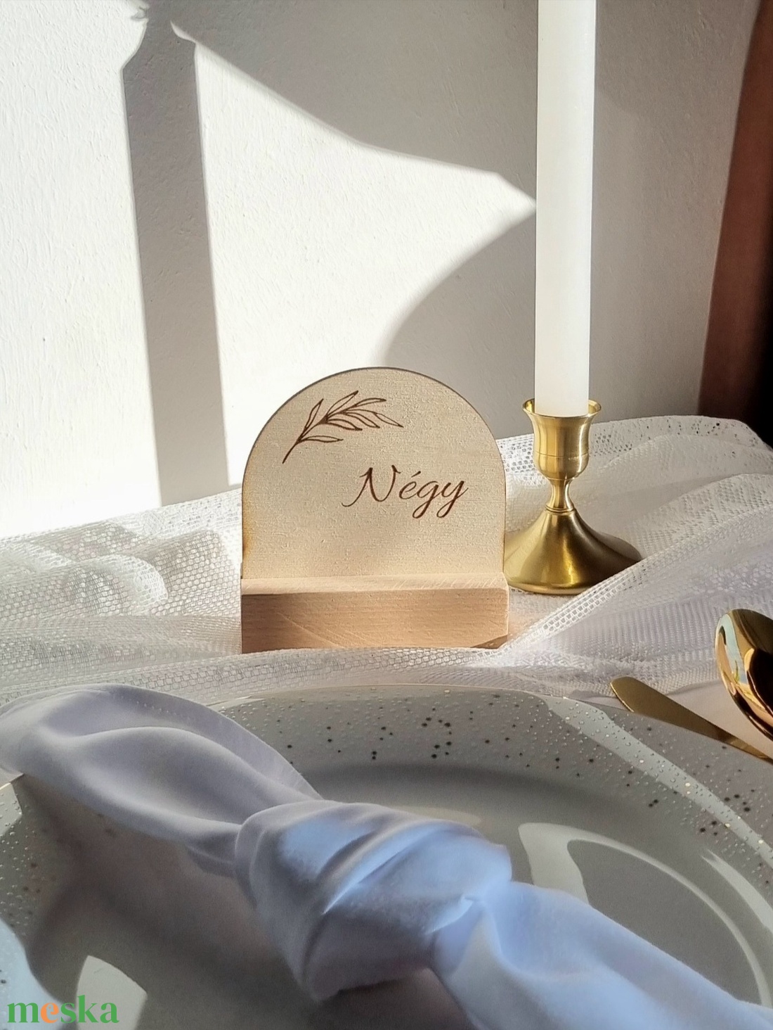 Félköríves gravírozott asztalszám - esküvő - dekoráció - asztaldísz - Meska.hu