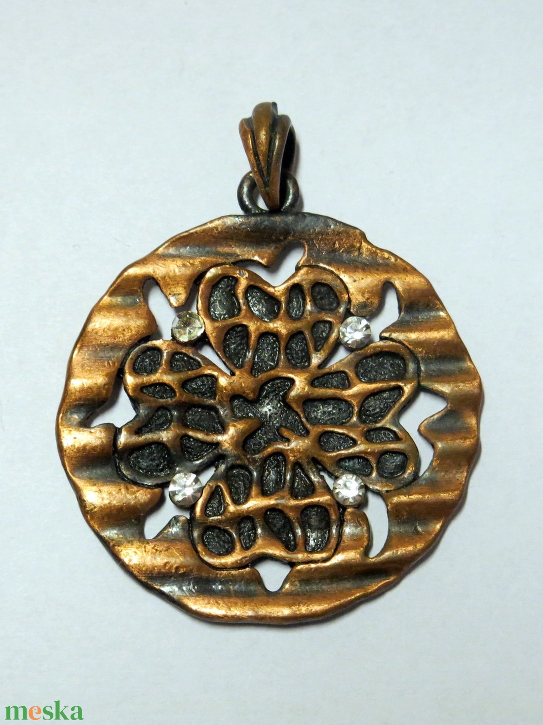 Antik kézműves nyaklánc bronz medál 41 mm áttört virágmintás kerek réz ékszer - ékszer - kitűző és bross - Meska.hu