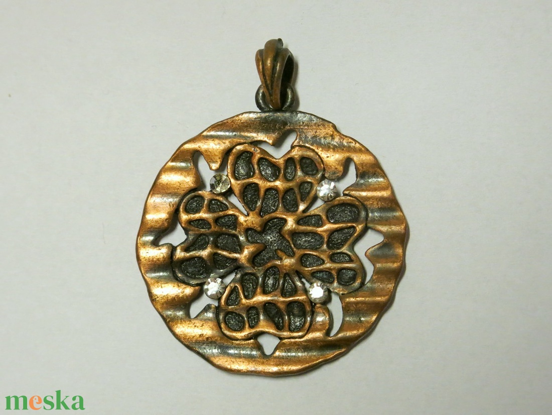 Antik kézműves nyaklánc bronz medál 41 mm áttört virágmintás kerek réz ékszer - ékszer - kitűző és bross - Meska.hu