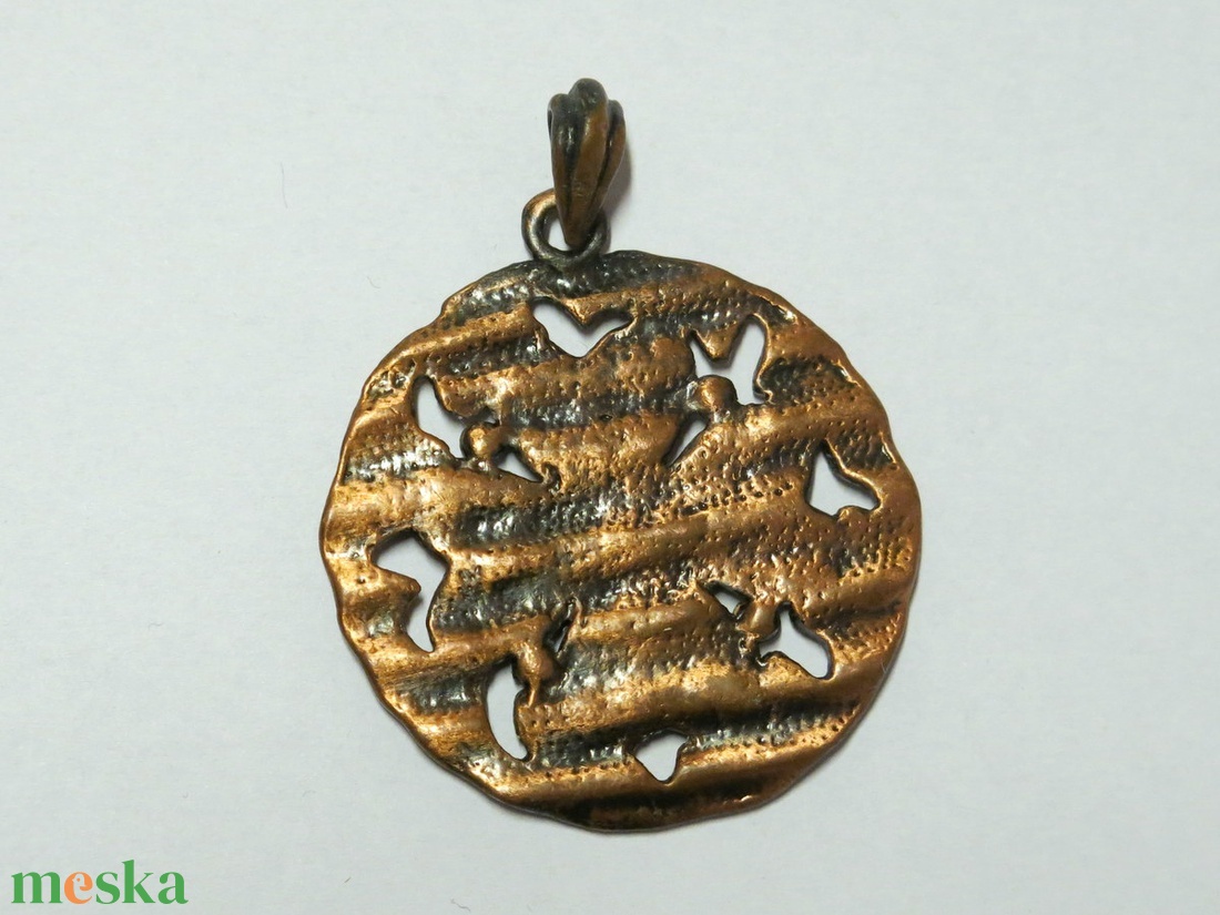 Antik kézműves nyaklánc bronz medál 41 mm áttört virágmintás kerek réz ékszer - ékszer - kitűző és bross - Meska.hu