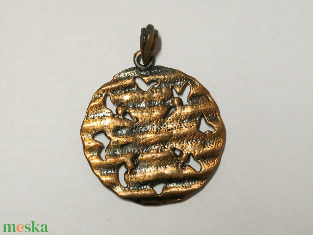 Antik kézműves nyaklánc bronz medál 41 mm áttört virágmintás kerek réz ékszer - ékszer - kitűző és bross - Meska.hu