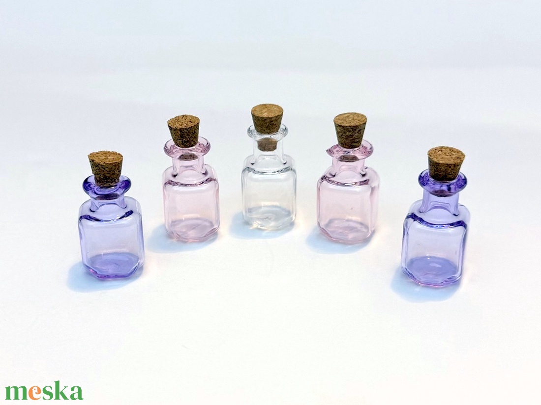 Színes miniüveg parafadugóval 2,5 cm-es mini üveg palack üvegpalack üvegcse dekoráció - kellékek & szerszámok - dekorációs kellékek - egyéb kellékek - Meska.hu