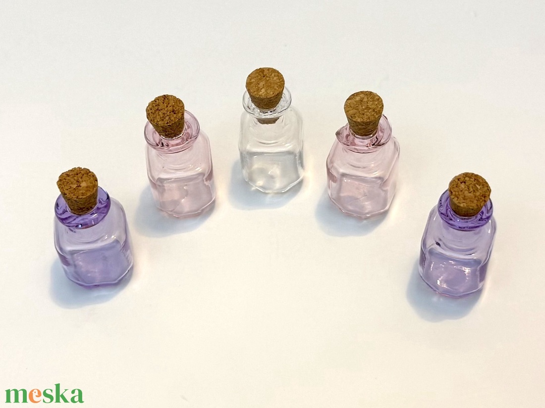Színes miniüveg parafadugóval 2,5 cm-es mini üveg palack üvegpalack üvegcse dekoráció - kellékek & szerszámok - dekorációs kellékek - egyéb kellékek - Meska.hu