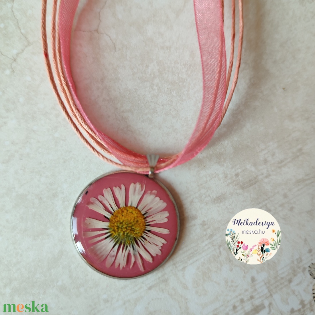 Százszorszép ékszergyanta medál, organza szalagos nyaklánccal - ékszer - nyaklánc - medálos nyaklánc - Meska.hu Százszorszép ékszergyanta medál, organza szalagos nyaklánccal - ékszer - nyaklánc - medálos nyaklánc - Meska.hu