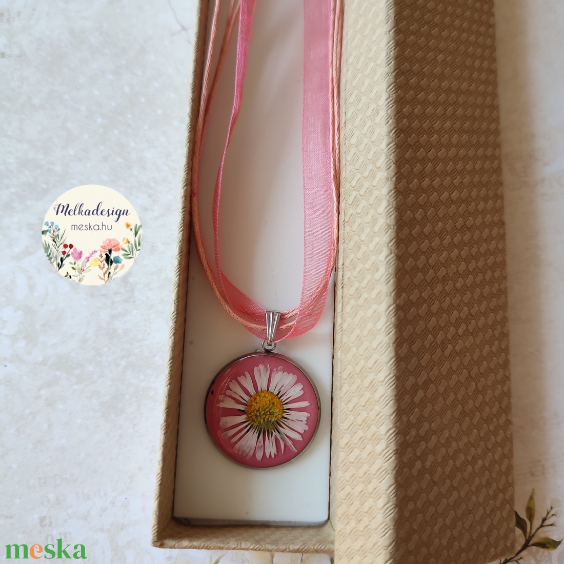 Százszorszép ékszergyanta medál, organza szalagos nyaklánccal - ékszer - nyaklánc - medálos nyaklánc - Meska.hu Százszorszép ékszergyanta medál, organza szalagos nyaklánccal - ékszer - nyaklánc - medálos nyaklánc - Meska.hu