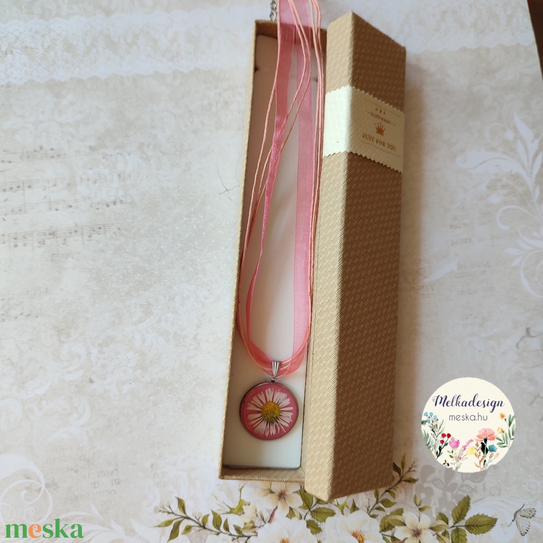 Százszorszép ékszergyanta medál, organza szalagos nyaklánccal - ékszer - nyaklánc - medálos nyaklánc - Meska.hu Százszorszép ékszergyanta medál, organza szalagos nyaklánccal - ékszer - nyaklánc - medálos nyaklánc - Meska.hu
