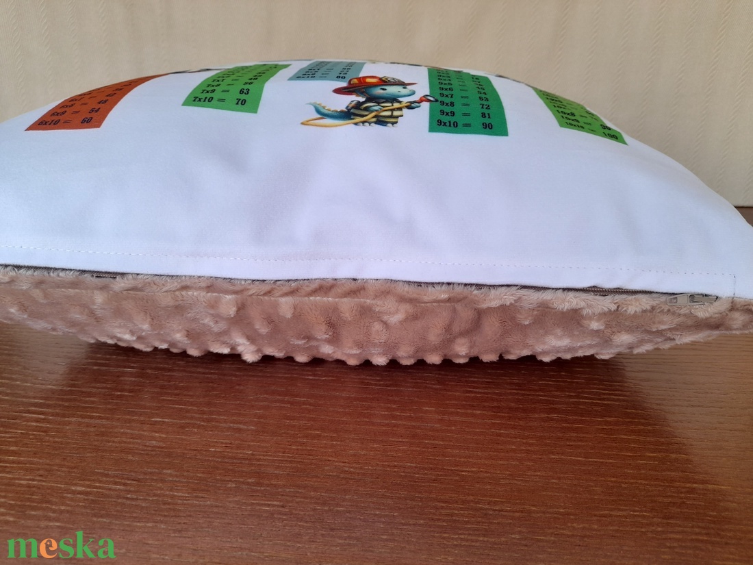 Szorzótáblás mintás plüss díszpárna dinós  - baba - mama - babaszoba dekoráció - gyerek díszpárna - Meska.hu