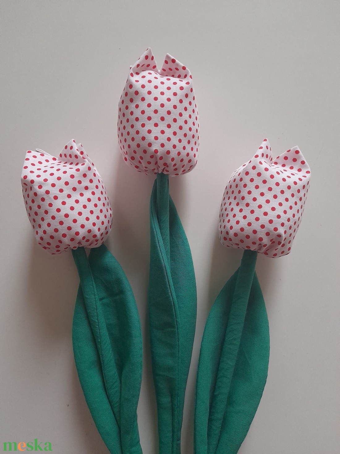 Textil tulipán fehér piros pettyes csokor 3szál  - otthon & életmód - dekoráció - asztal és polc dekoráció - asztaldísz - Meska.hu