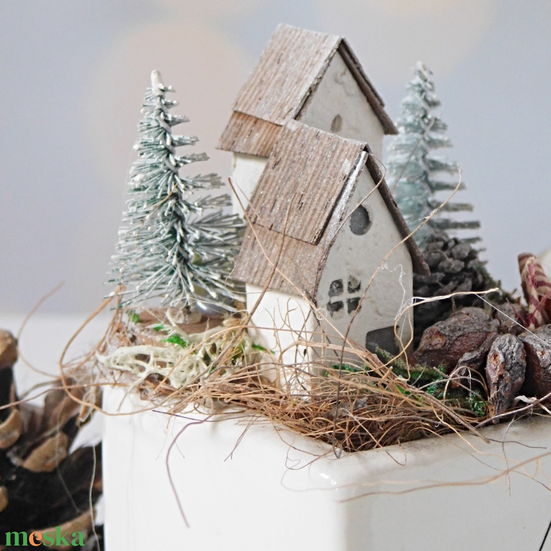 Karácsonyi asztaldísz  fehér kocka kaspó két apró házikóval - karácsony - karácsonyi lakásdekoráció - karácsonyi lakásdíszek - Meska.hu