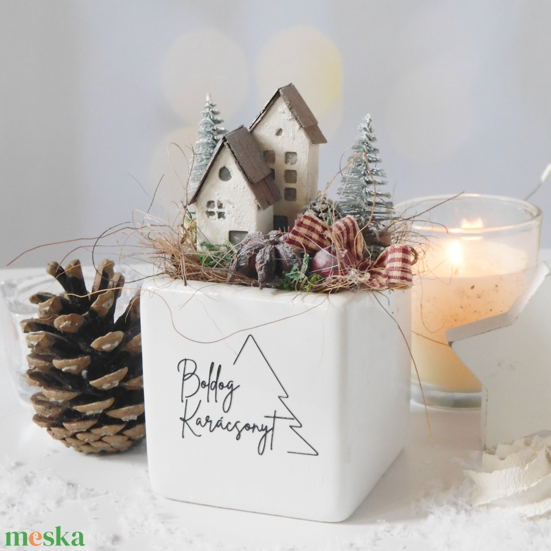 Karácsonyi asztaldísz  fehér kocka kaspó két apró házikóval - karácsony - karácsonyi lakásdekoráció - karácsonyi lakásdíszek - Meska.hu