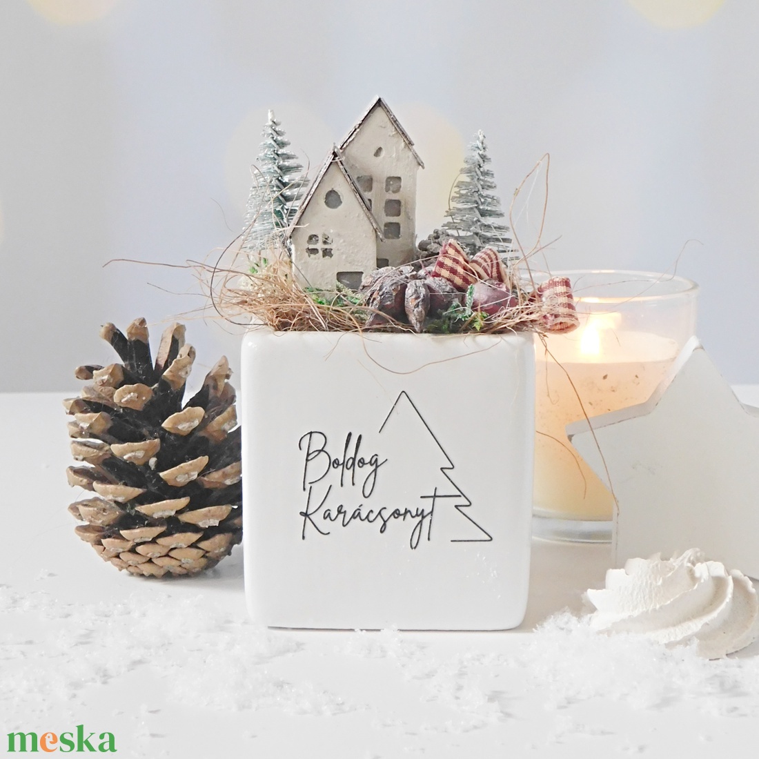 Karácsonyi asztaldísz  fehér kocka kaspó két apró házikóval - karácsony - karácsonyi lakásdekoráció - karácsonyi lakásdíszek - Meska.hu
